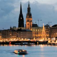 0132_1279 Alsterschiff am Abend - beleuchteter Weihnachtsbaum an der Binnenalster. | 